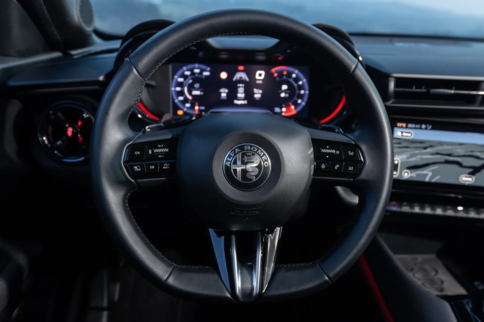 Sportliche Optik mit kleinen Schwächen: Hochwertiges Kunstleder trifft auf einige harte Kunststoffelemente – Alfa-Charme mit Kompromissen.
